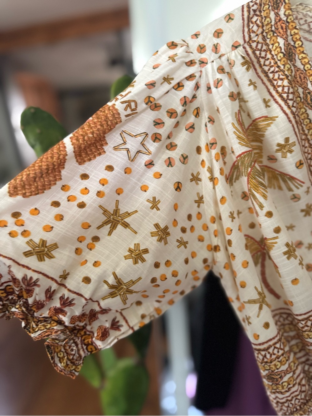 FARM RIO SZ M Bohemian White and Gold Printed top cropped - Picture 8 of 9